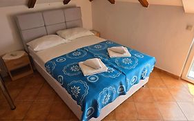 Apartments & Rooms Lucie
